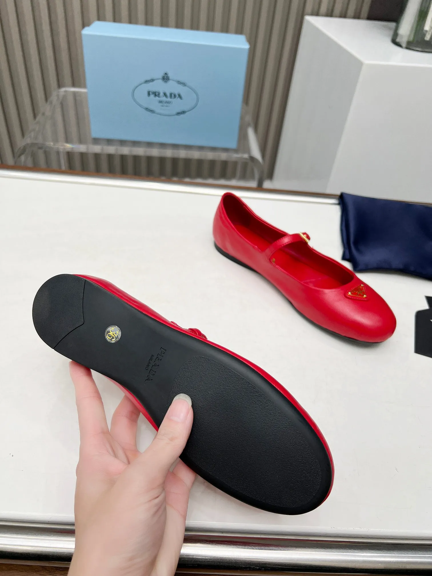 440💰 PRADA💝💝24 years💯💯💯New British Style Dancing💃 Shoes Small Leather Loafers - Retro Fashion Classic Items A new product created at the first major show of Paris Fashion Week. The inspiration is cleverly combined with the perfect shoe shape by D's main designer. With brand buckles, it is more fashionable. Upper: imported mixed sheepskin inner lining: lambskin lining Sole: Original [Fireworks][Fireworks] 1:1 molded rubber foam sole Size: 35-41 yards